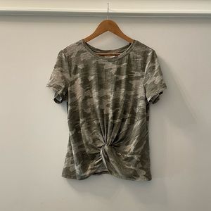 💚 Camo Front Knot Tee